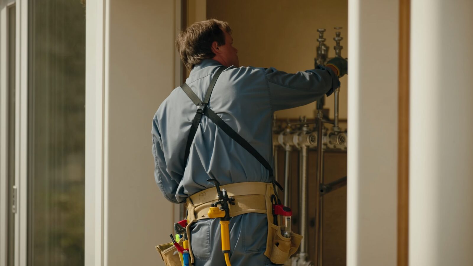 Restoration technician illustrating: How extreme heat contributes to plumbing failures