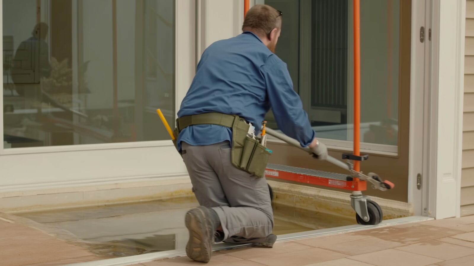 Restoration technician illustrating: Laminate flooring and water: why it swells and rarely recovers
