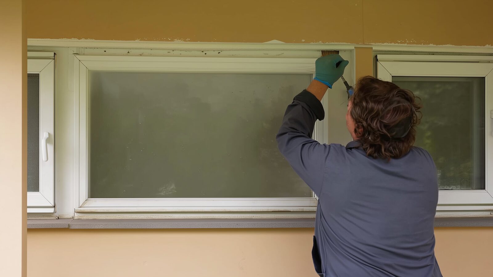Restoration technician illustrating: Mold on window sills and frames: condensation in an air-conditioned home